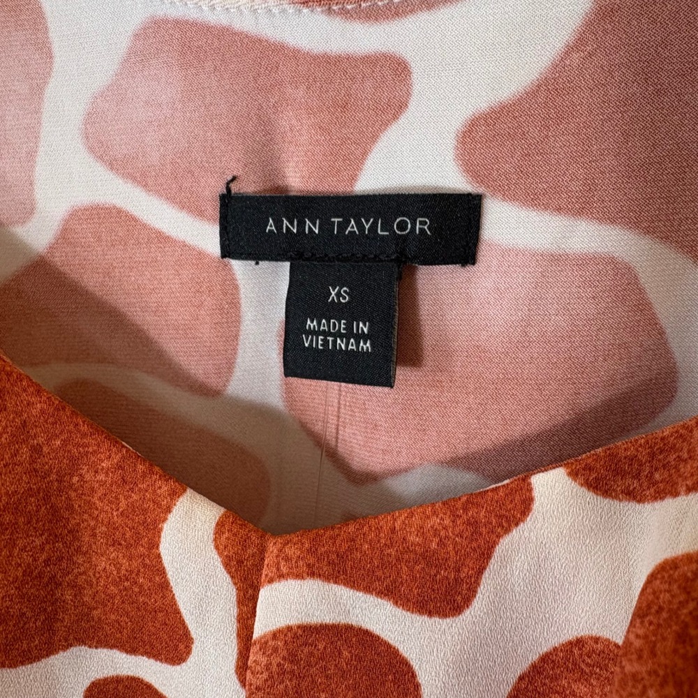Ann Taylor Giraffe Print Ruffle Neck Shell Blouse Size XS NWT - Picture 5 of 9